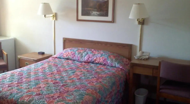 Carriage House Motor Inn, Забронировать Отель Отели Лейк-Плэсид с парковкой, рядом с Lake Placid Olympic Ski Jump Complex, Парковка