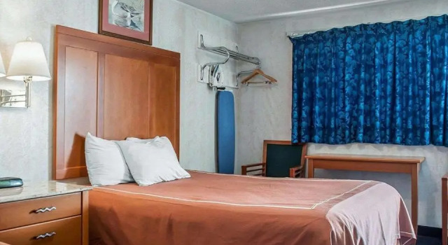 Четырёхместный номер Standard Rodeway Inn & Suites Niagara Falls