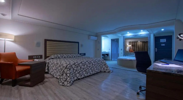 Люкс Deluxe Econo Express Hotel by Nokte Inn