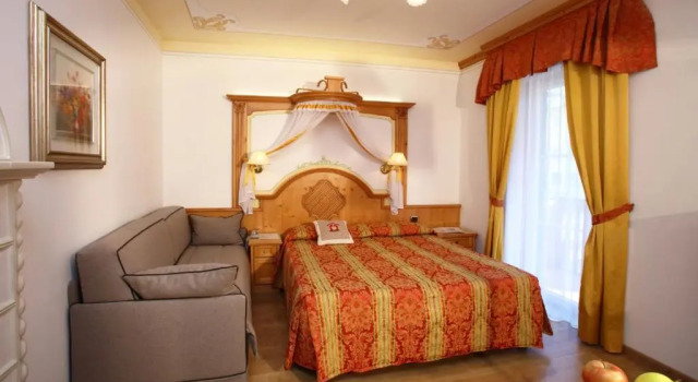 Alexander Hotel Alpine Wellness Dolomites, Забронировать Отель Отели и гостиницы Мольвено, рядом с Гондольный подъёмник Мольвено-Прадель (нижняя станция), Отель