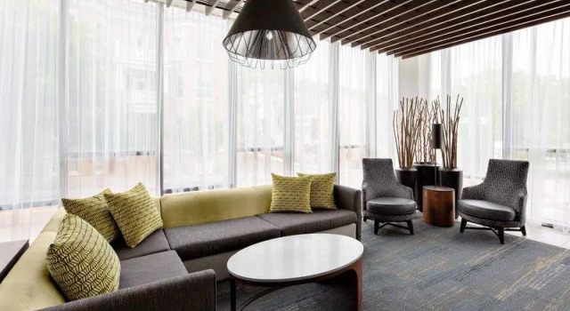 Кровать в общем номере Courtyard by Marriott Knoxville Downtown