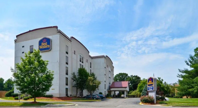 Кровать в общем номере Best Western Louisville East Inn & Suites