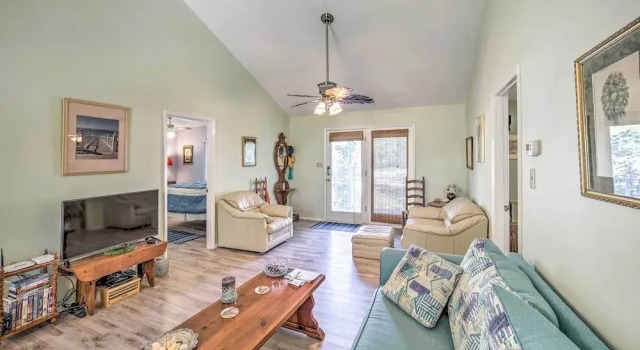 Oak Island Home w/ Yard < 1 Mi to the Beach!, Забронировать Дом для отпуска Виллы Острова Оук, рядом с Пирс Ocean Crest, Вилла
