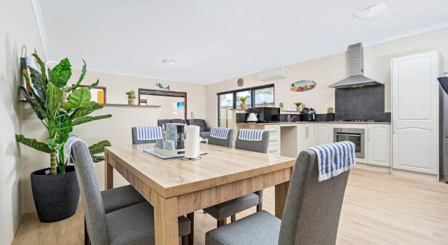 Коттедж Spacious 4BR House Right Near The Beach - Fast WIFI and Massive 85' TV