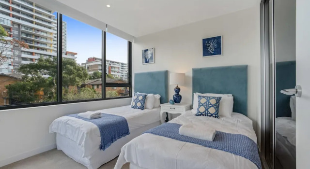 New Luxury Apartment Walking to Shops & Cinema