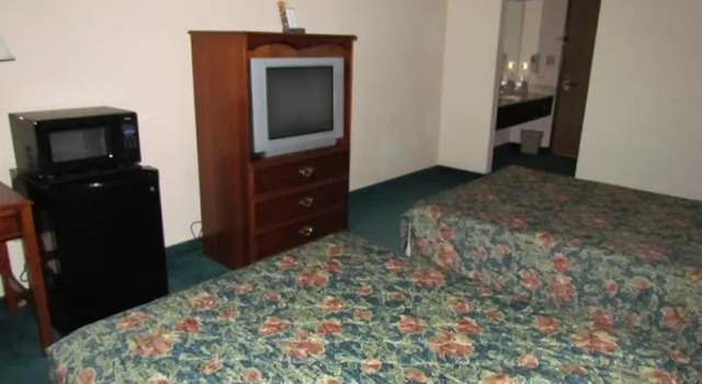 Четырёхместный номер Standard Western Inn & Suites Hampton