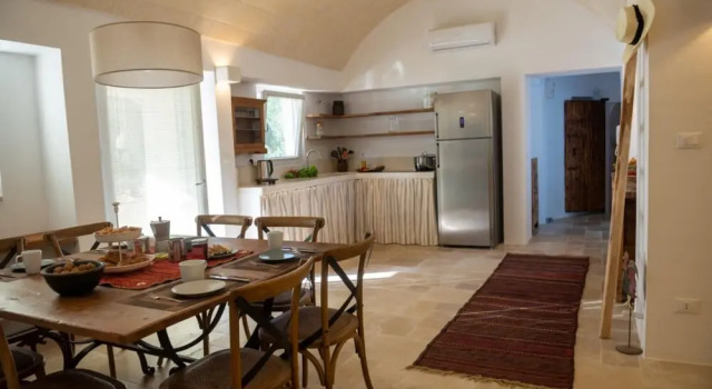 Traditional Trullo la Specchia, Book Hotel Hotels in Murgia with Parking, Parking