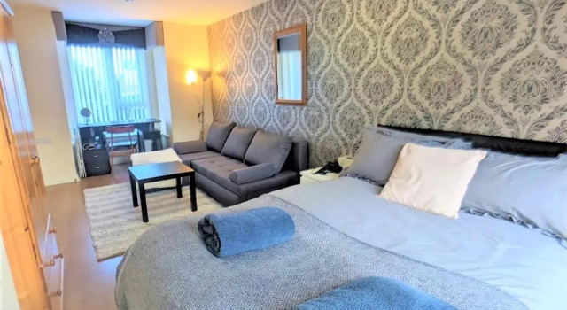 Коттедж с 4 комнатами 4 Bedrooms 3 Baths Large House Near City Centre, Free Parking