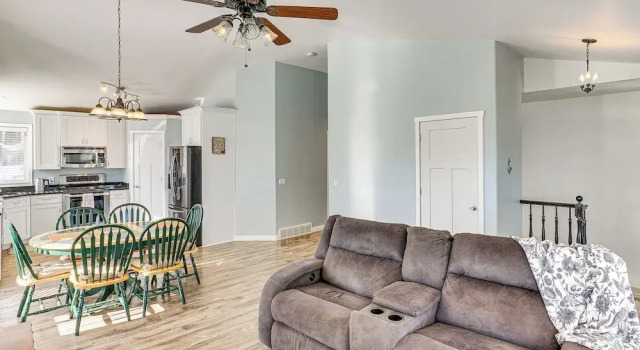 Family Home w/ Fenced Yard Between Provo & Slc!, Book Hotel Hoteller i Riverton med parkering, Parkering