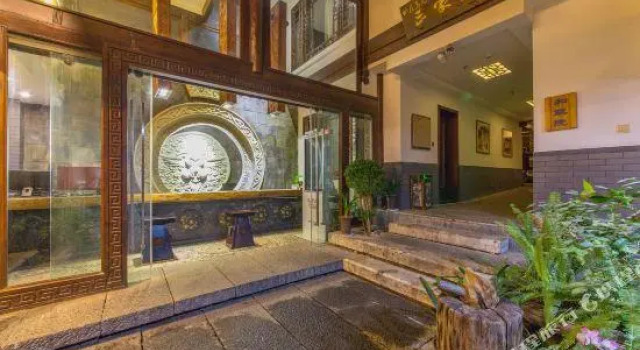 Three House Inn, Забронировать Отель Лицзян Юньнань, рядом с Улица Сквер-стрит Древнего города Даянь