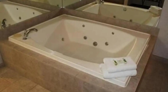 Двухместный номер Deluxe с видом на внутренний двор Crown Choice Inn & Suites Lakeview and Waterpark