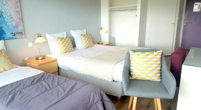 Трёхместный номер Standard с балконом Hotel Sable Et Soleil - Port, Plage & Jacuzzi privé