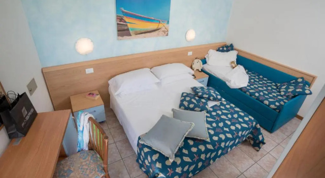 Трёхместный номер Standard с балконом и с частичным видом на море Hotel Nizza