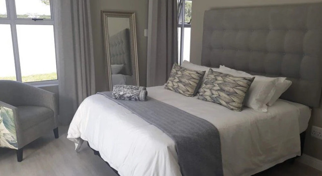 8 Prestwick St Francis Links, Buchen Sie Ferienhaus Villen in Humansdorp, Villa