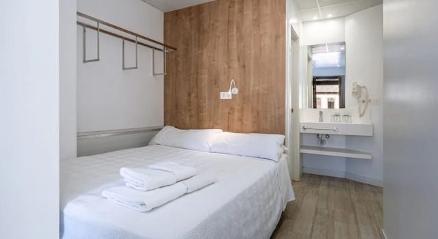 Четырёхместный семейный номер Standard с балконом AMC Granada Hostal