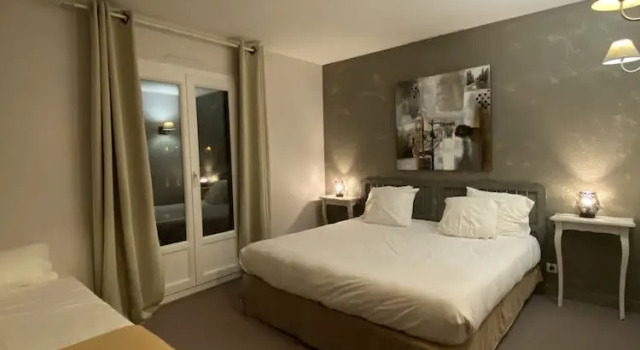 Трёхместный номер Superior Logis Hôtel Médiéval, Montélimar Nord