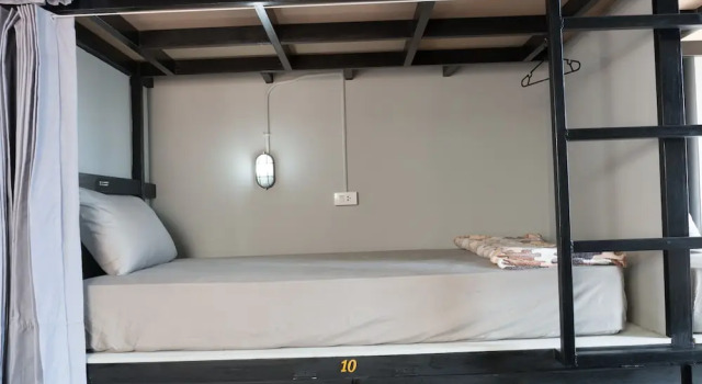 Кровать в общем номере с балконом Iris hostel