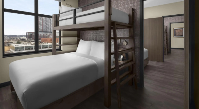 Кровать в общем номере с 6 комнатами Motto By Hilton Nashville Downtown
