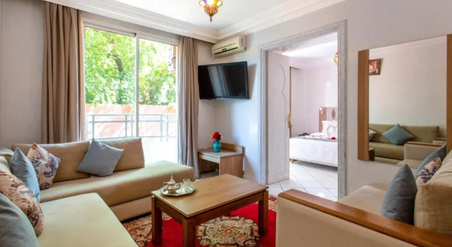 Полулюкс Hotel Akabar