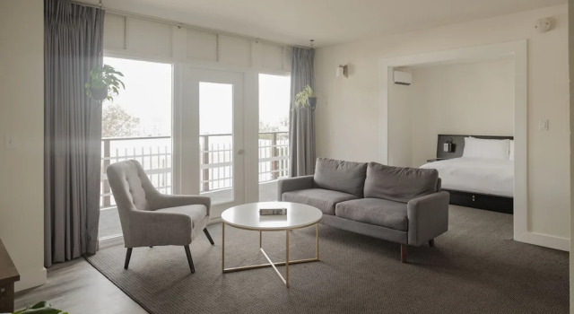 Люкс с балконом и с видом на город Hollywood Hills Hotel