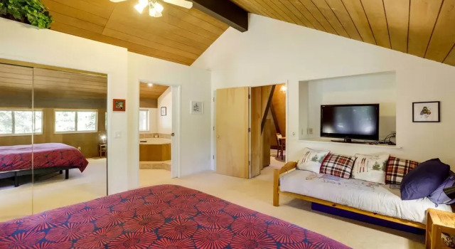Spacious Cabin w/ Deck, < 3 Mi to Donner Lake, Забронировать Отель Траки Скво-Вэлли, рядом с Поле для гольфа Coyote Moon