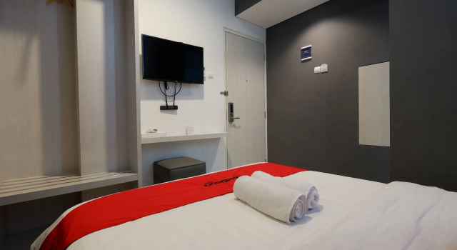 RedDoorz Plus near Ciputra Mall Simpang Lima