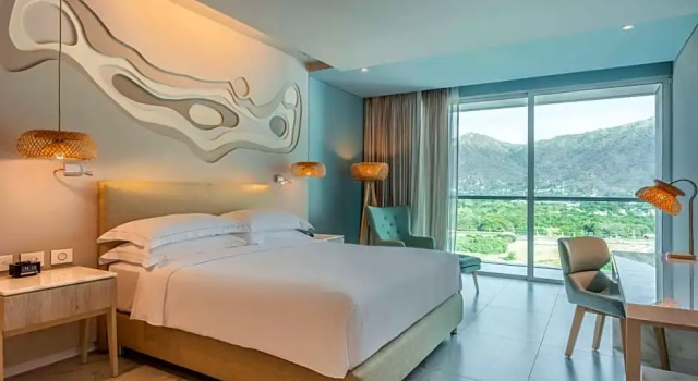 Номер Standard с балконом и с видом на город Hilton Santa Marta