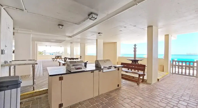 Madeira Vista 202 by Distinctive Beach Rentals, Забронировать Апартаменты/квартира Апартаменты Мадейра-Бич, рядом с The Church by the Sea, Апартаменты/квартира