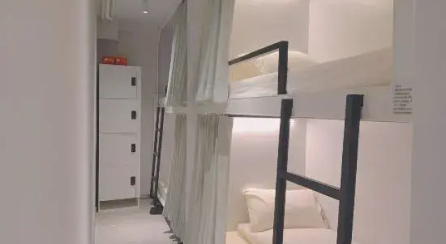 Кровать в общем номере (мужской номер) Mutian Inn (Beijing Wudaokou subway station)