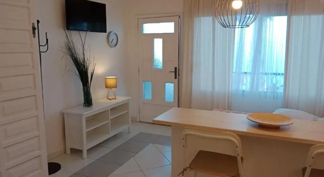 Studio sea front view & pool