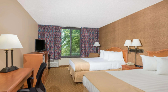 Четырёхместный номер Standard Ramada by Wyndham Watertown Thousand