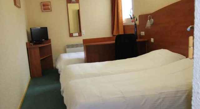 Трёхместный номер Standard Adams Hotel