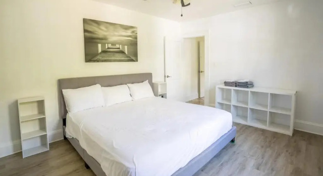 Home blocks from beach on siesta drive with pool Internal name: 617, Забронировать Отель Сарасота Sarasota Area, рядом с Shell Beach