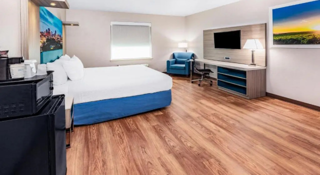 Двухместный номер Accessible Days Inn & Suites by Wyndham San Antonio near Frost Bank Center