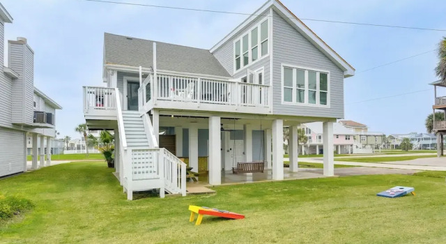 Коттедж 1 Block to Beach: Family Retreat in Galveston!