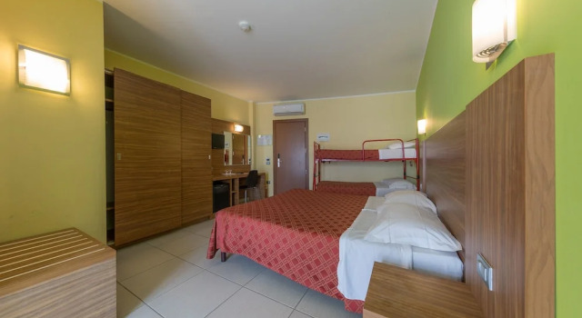 Четырёхместный номер Standard с частичным видом на море Hotel La Ninfea