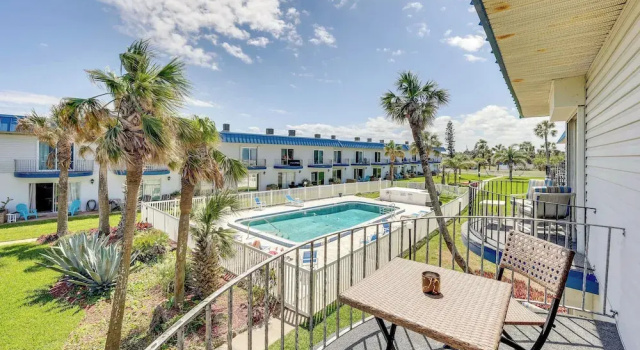 Апартаменты с 2 комнатами с балконом Oceanfront Ormond Beach Condo: Patio, Pool Access!