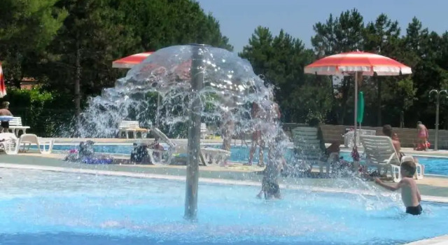 Your Modern Retreat With Poolside Bliss - Beahost, Prenota Appartamento Hotel a Veneto con parcheggio, Parcheggio
