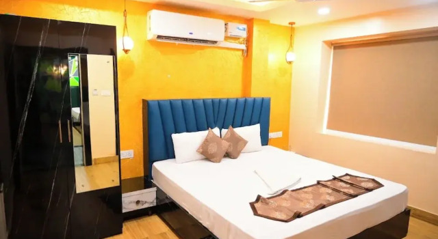 Номер Deluxe DhamStay Hotel Santosh Inn Near Temple
