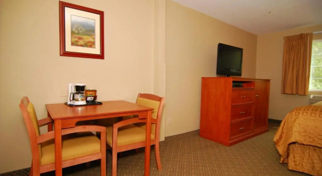 Номер Standard Quality Inn & Suites On The River