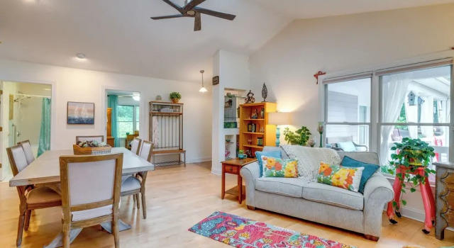Blue Ridge Mtn Retreat: Porches & Creek Access, Reserva ahora Casa o chalet Hendersonville Carolina del Norte