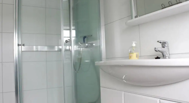 Кровать в общем номере с 3 комнатами с видом на улицу Live Lofoten Hotel