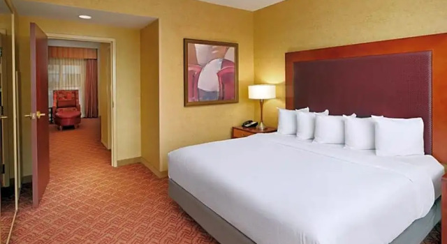 Двухместный люкс с 2 комнатами с балконом Отель Embassy Suites by Hilton Charlotte Concord Golf Resort & Spa