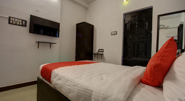 OYO 36142 12roomz, Book Hotel Billige hoteller i Manjakuppam