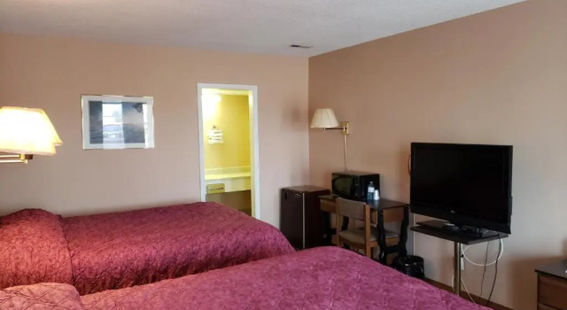 Четырёхместный номер Standard Townn Country Motor Inn