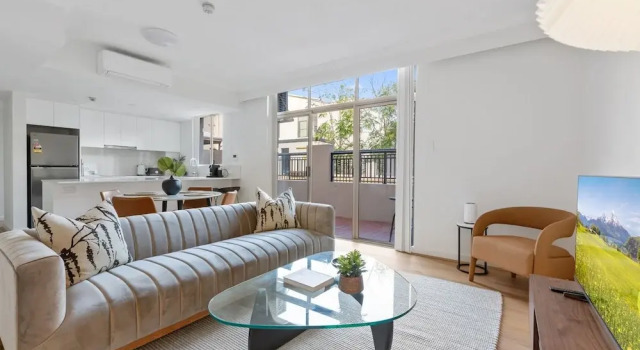 Апартаменты Stylish 2-bed Apartment With Pool in Camperdown