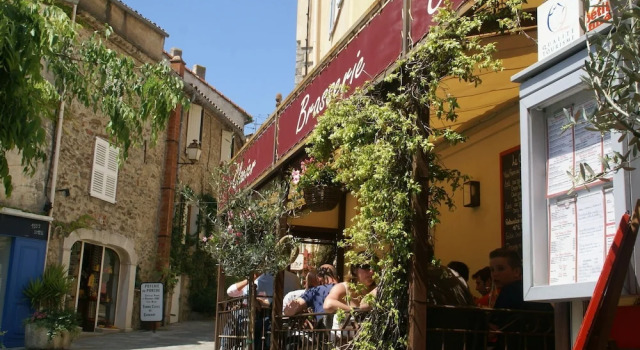Cozy Holiday Home in Grimaud with Beach Near