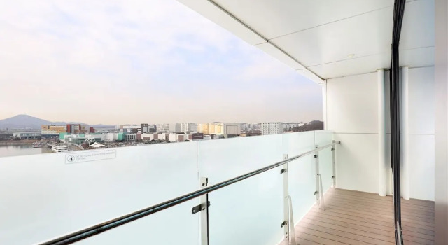 Четырёхместный полулюкс с балконом Hotel Marinabay Seoul