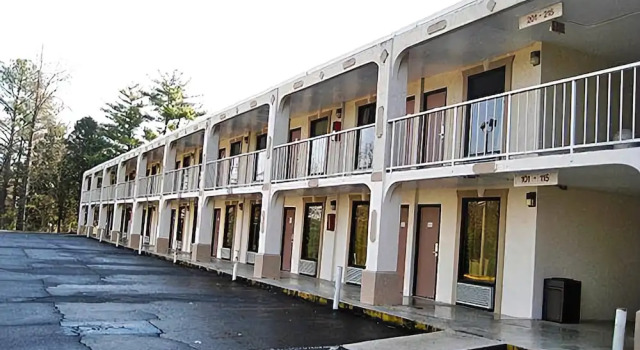 Motel 6 High Point, Buchen Sie Motel Hotels in High Point mit Parkplatz, Parkplätze