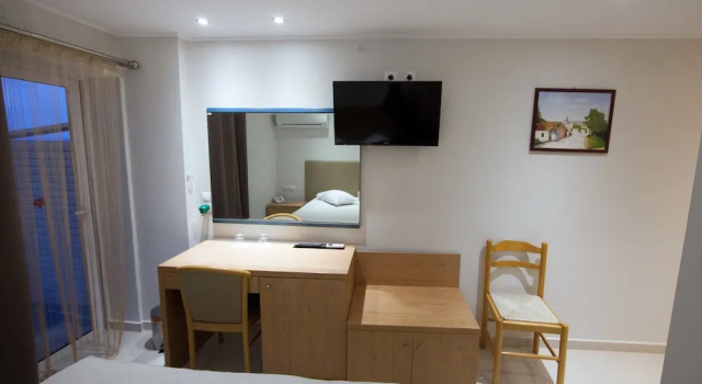 Трёхместный номер Standard с балконом Thomas Beach Hotel